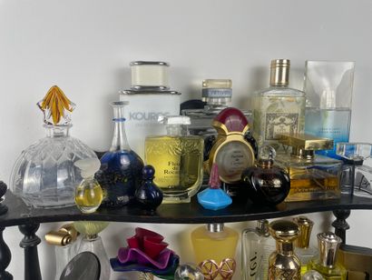 Lot of over 100 miniatures and perfume bottles...