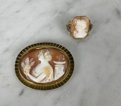 Set of two 18K gold jewelry pieces with shell...