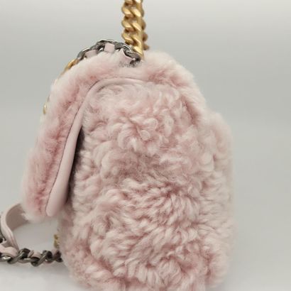 Chanel Shearling Pink
Shoulder bag in pink...