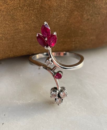 Ring in 18K white gold with ruby cluster...