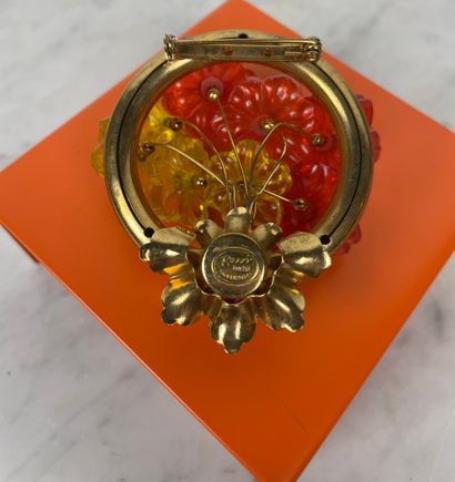 Circular gilded metal brooch with bouquet...