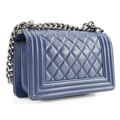 Chanel Boy Bag
Quilted leather shoulder bag,...