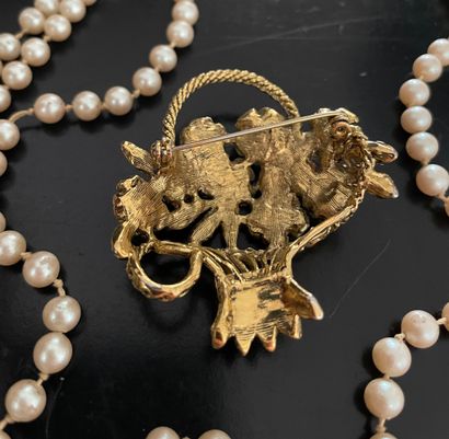 Lot including a fancy brooch and a three...