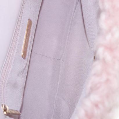 Chanel Shearling Pink
Shoulder bag in pink...