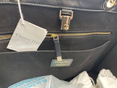 Dior Essential Tote
Quilted calfskin Essential...