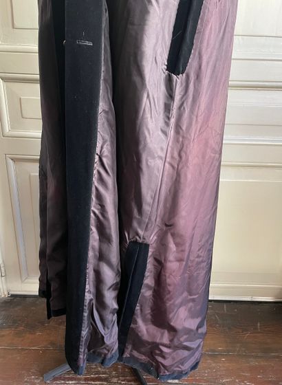 Ted Lapidus Long black velvet cape

Long...