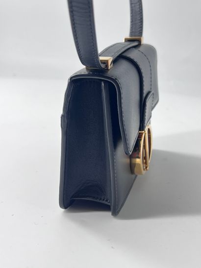 Dior 30 Montaigne Flap Bag
Leather shoulder...