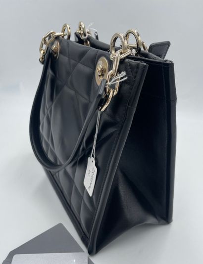 Dior Essential Tote
Archicannage quilted...