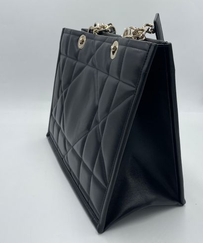 Dior Essential Tote
Quilted calfskin Essential...