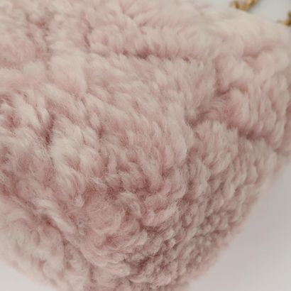 Chanel Shearling Pink
Shoulder bag in pink...