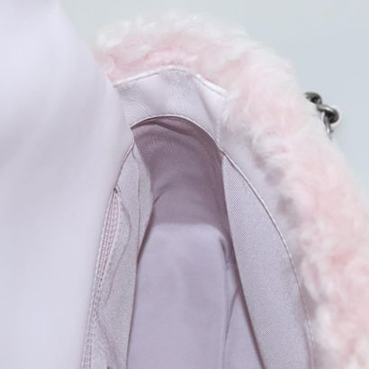 Chanel Shearling Pink
Shoulder bag in pink...