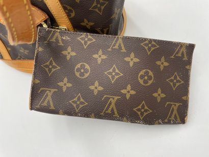 Louis Vuitton Bucket GM
Monogram canvas bucket...