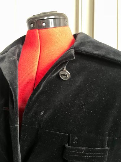 Ted Lapidus Long black velvet cape

Long...