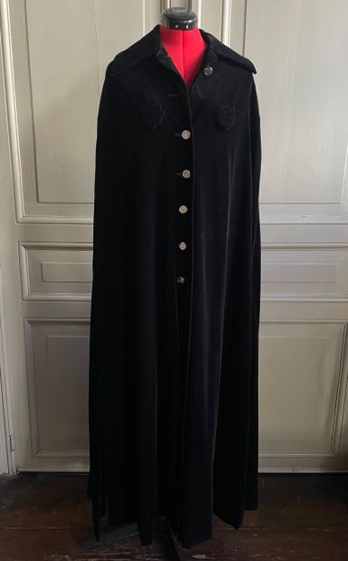 Ted Lapidus Long black velvet cape

Long...