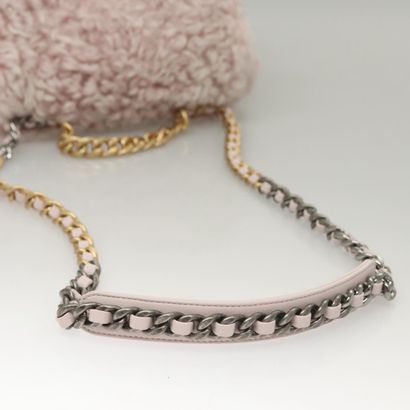 Chanel Shearling Pink
Shoulder bag in pink...