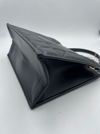 Dior Essential Tote
Quilted calfskin Essential...