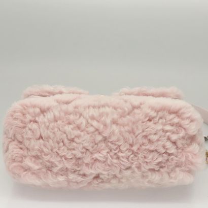 Chanel Shearling Pink
Shoulder bag in pink...