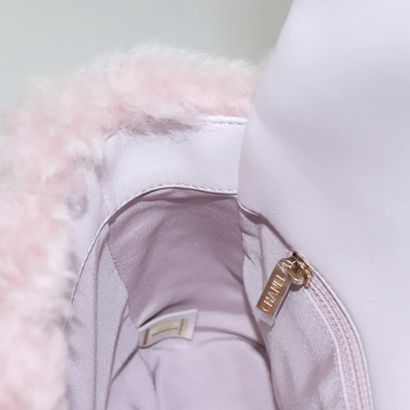 Chanel Shearling Pink
Shoulder bag in pink...