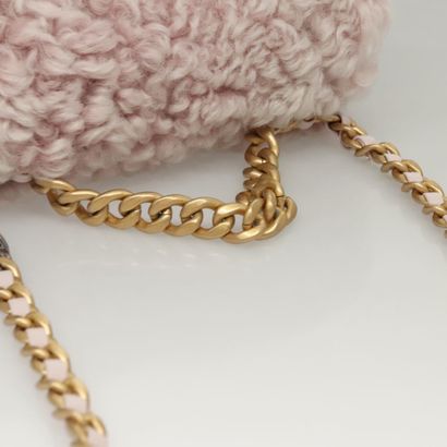 Chanel Shearling Pink
Shoulder bag in pink...