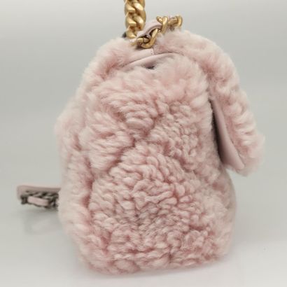 Chanel Shearling Pink
Shoulder bag in pink...