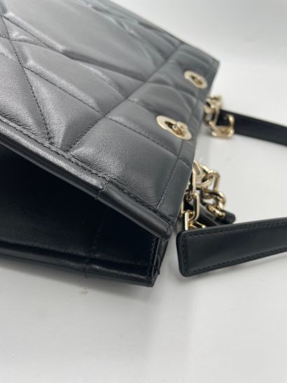 Dior Essential Tote
Quilted calfskin Essential...