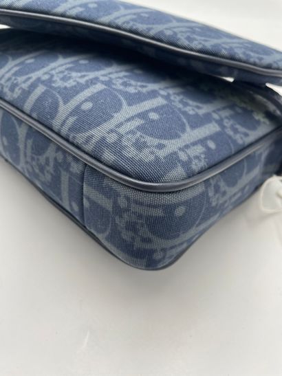 Dior Saddle Triple Pouch
Oblique canvas cross-body...
