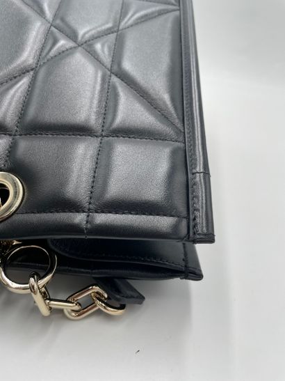 Dior Essential Tote
Quilted calfskin Essential...