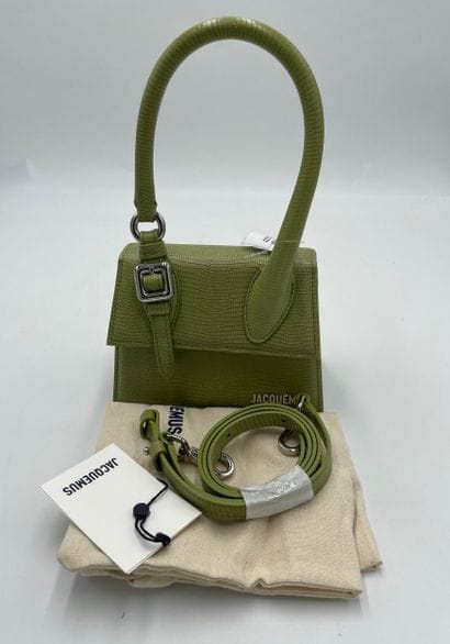 Jacquemus Le Chiquito Moyen Bouclé Bag
Bouclé...