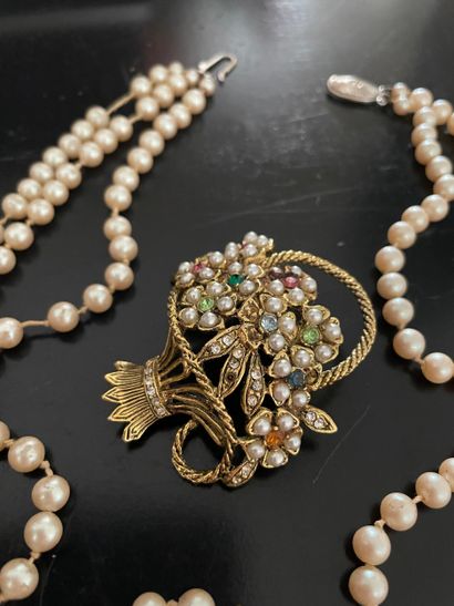 Lot including a fancy brooch and a three...