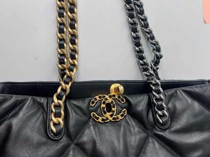 Chanel 19 Shopping Bag
Quilted leather shopping...
