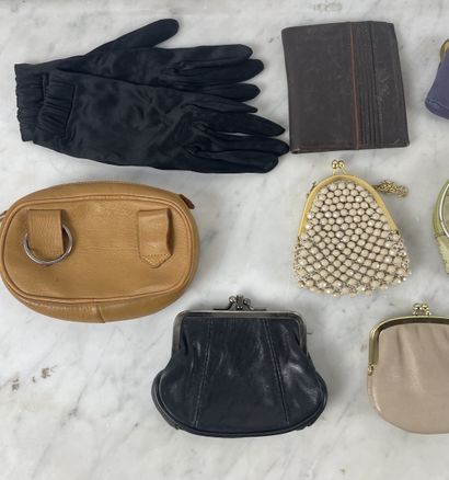 Ensemble de porte-monnaie et petits accessoires,...