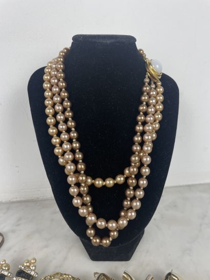 Set of costume jewelry with synthetic pearls:...