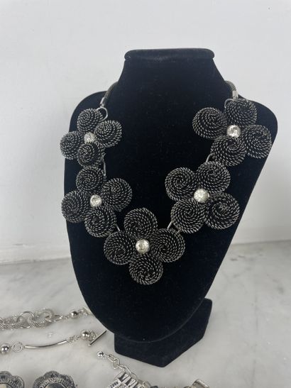 Ensemble de bijoux fantaisie tons argentés...