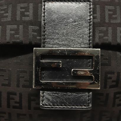 Fendi Zucchino Shoulder Bag
Sac porté épaule...