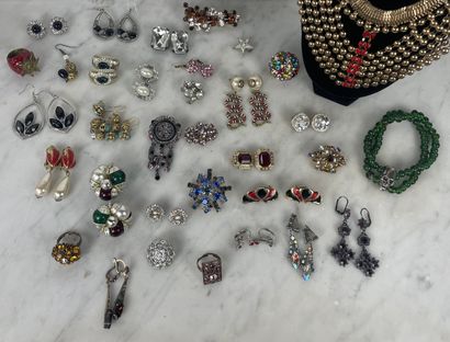 Ensemble de bijoux fantaisie : collier plastron...