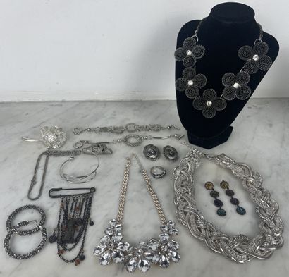 Ensemble de bijoux fantaisie tons argentés...
