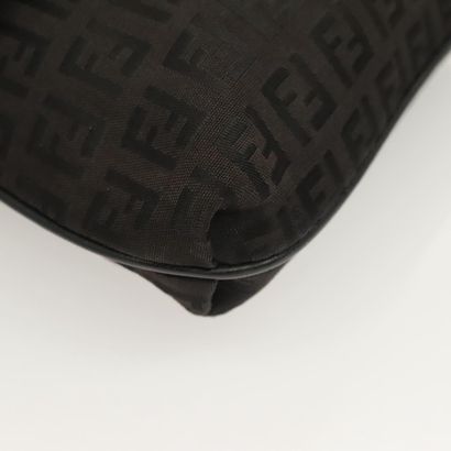 Fendi Zucchino Shoulder Bag
Sac porté épaule...
