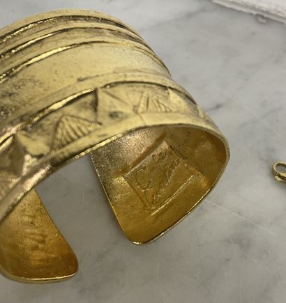 Ensemble de bijoux fantaisie dorés : deux...