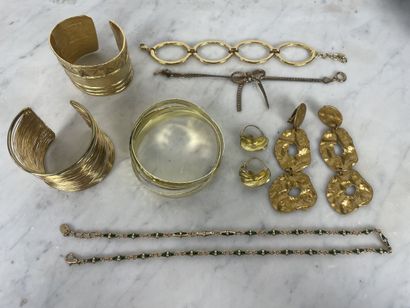 Ensemble de bijoux fantaisie dorés : deux...