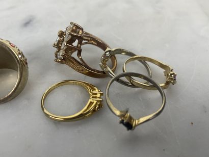 Ensemble d'une trentaine de bagues de fantaisie...