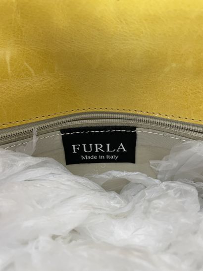 FURLA - Pochette bandoulière en cuir jaune,...