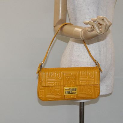 Fendi Mamma Baguette à l’épaule
Sac à main...