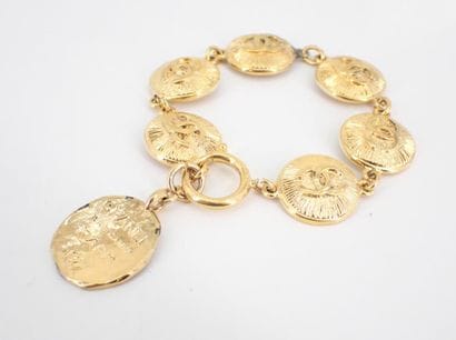 Chanel Bracelet manchette CC à détail chaîne
Bracelet...