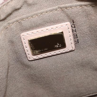 Fendi Zucchino Shoulder Bag
Sac porté épaule...