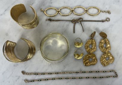 Ensemble de bijoux fantaisie dorés : deux...