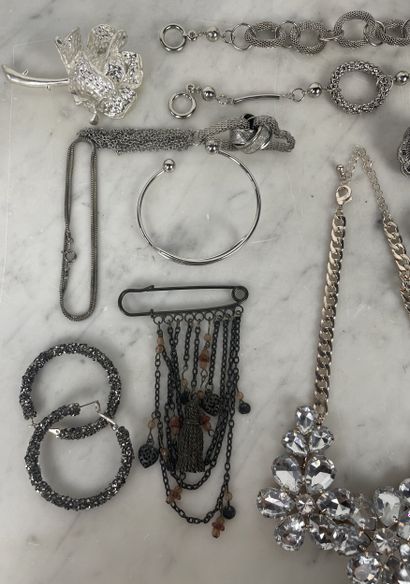 Ensemble de bijoux fantaisie tons argentés...