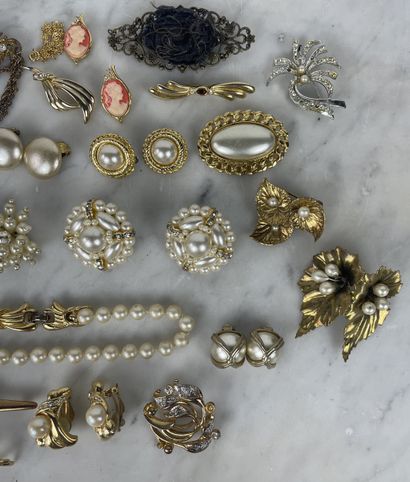 Ensemble de bijoux fantaisie à décor de perles...