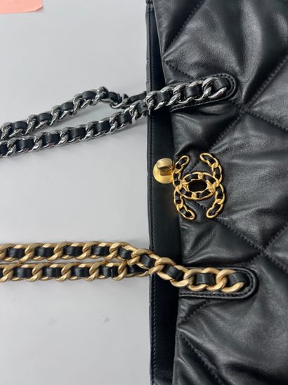 Chanel 19 Shopping Bag
Sac shopping en cuir...