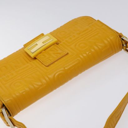 Fendi Mamma Baguette à l’épaule
Sac à main...