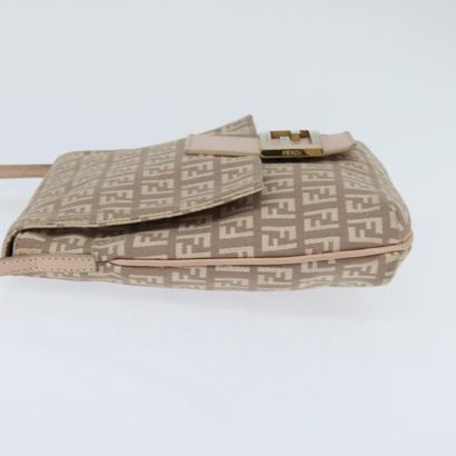 Fendi Zucchino Shoulder Bag
Sac porté épaule...